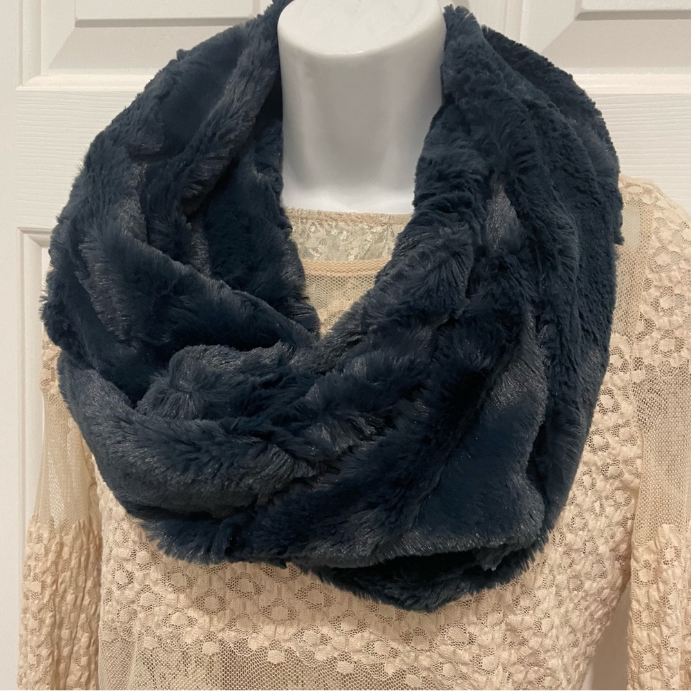Anthropologie Women Elegant Ultra Soft and Warm Faux Fur Infinity Scarf …